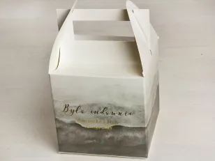 Szare, akwarelowe, kwadratowe pudełko na ciasto weselne ze złoceniem