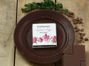 Danke an die Hochzeitsgäste in Form von Milchschokolade, Verpackung mit Grafiken von Amaranthpfingstrosen