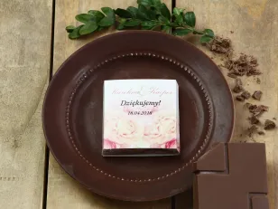 Vielen Dank an die Hochzeitsgäste in Form von Milchschokolade, Verpackung mit Grafiken von rosa Pfingstrosen.