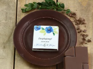 Vielen Dank an die Hochzeitsgäste in Form von Milchschokolade, Verpackung mit Grafiken von blauen Rosen.