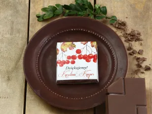 Dank der Hochzeitsgäste in Form von Milchschokolade, Verpackung mit Grafiken von roten Vogelbeeren