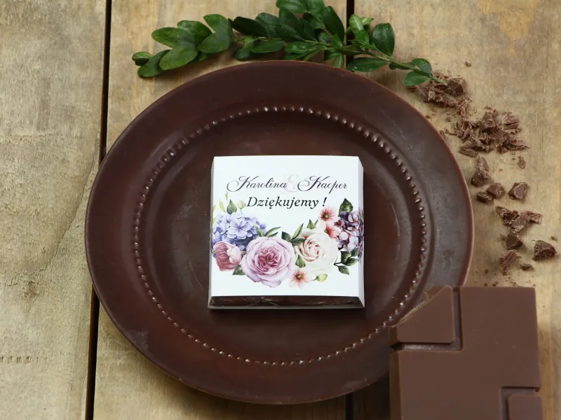 Vielen Dank an die Hochzeitsgäste in Form von Milchschokolade, Verpackung mit Grafiken von Rosen und Flieder