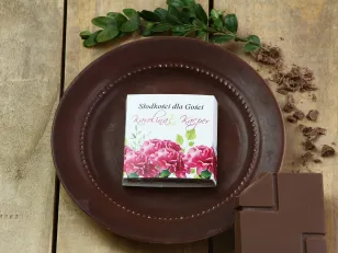 Danke an die Hochzeitsgäste in Form von Milchschokolade, Verpackung mit Grafiken von rosa Nelken