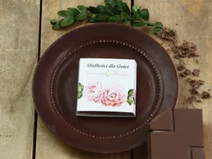 Vielen Dank an die Hochzeitsgäste in Form von Milchschokolade, Verpackung mit Grafiken von Rosen und grünen Blättern