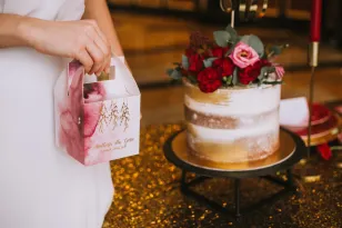 Kwadratowe pudełko na ciasto weselne ze złoceniem