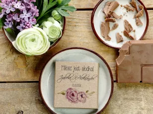 Podziękowanie dla gości weselnych w postaci mlecznej czekoladki, owijka z grafiką fioletowych róży