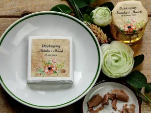 Dank der Hochzeitsgäste in Form von Milchschokolade, rustikale Verpackung mit einer Blumenverpackung im Boho-Stil