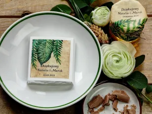 Dank der Hochzeitsgäste in Form von Milchschokolade, rustikale Verpackung mit Farnen im Stil von Grün