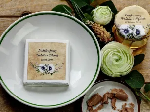 Danke an die Hochzeitsgäste in Form von Milchschokolade, rustikale Verpackung mit weißen Anemonen (Anemonen)