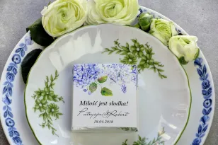 Danke an die Hochzeitsgäste in Form von Milchschokolade, Deckblatt mit blauen Hortensien