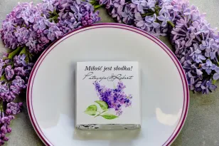 Danke an die Hochzeitsgäste in Form von Milchschokolade, Deckblatt mit lila lila Blüten