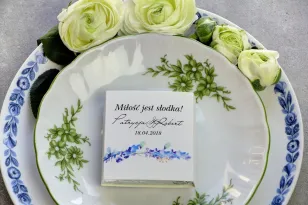 Dank Hochzeitsgästen in Form von Vollmilchschokolade, Deckblatt mit Kornblumenblättern