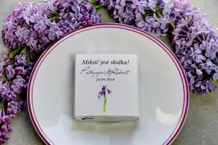 Dank Hochzeitsgästen in Form von Vollmilchschokolade, Deckblatt mit lila Iris