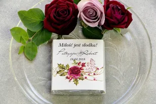Dank der Hochzeitsgäste in Form von Milchschokolade, Deckblatt mit roten Rosen