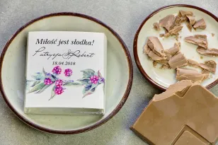 Danke an die Hochzeitsgäste in Form von Milchschokolade, Verpackung mit Grafiken von Waldpflanzen mit roten Vogelbeeren