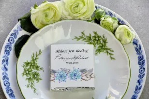 Dank der Hochzeitsgäste in Form von Milchschokolade, Verpackung mit Grafiken im Boho-Stil mit zarten Federn