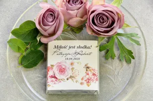 Danke an die Hochzeitsgäste in Form von Milchschokolade, Deckblatt mit einer romantischen Kombination aus rosa Rosen mit