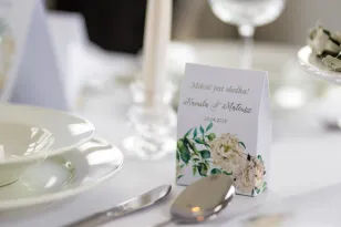 Podziękowanie dla gości weselnych w postaci pudełeczka na słodkości z srebrnymi napisami. Piwonie, eukaliptus
