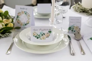 Hochzeitsvignetten, Visitenkarten für den Tisch mit silbernen Aufschriften (Personalisierung). Grafiken von Sahnepfingstrosen