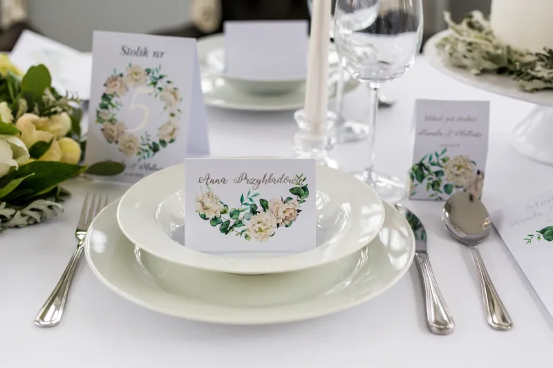 Hochzeitsvignetten, Visitenkarten für den Tisch mit silbernen Aufschriften (Personalisierung). Grafiken von Sahnepfingstrosen