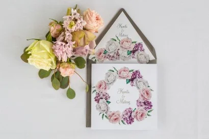 Zaproszenia z białymi i różowymi kwiatami bzu | Zaproszenia weselne ze srebrnymi napisami