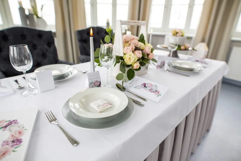 Zaproszenia z białymi i różowymi kwiatami bzu | Zaproszenia weselne ze srebrnymi napisami
