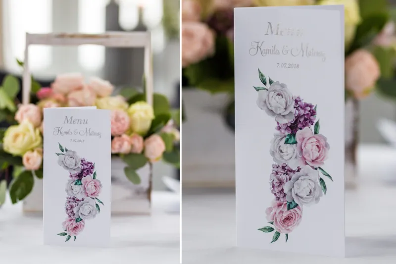 Menu ślubne, weselne ze srebrnymi napisami. Białe i różowe piwonie oraz kwiaty bzu
