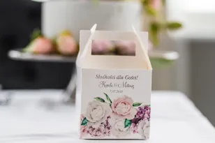 Pudełko na Ciasto weselne z srebrnymi napisami. Grafika z białymi i różowymi piwoniami oraz kwiatem bzu