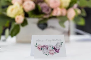 Hochzeitsvignetten, Visitenkarten für den Tisch mit silbernen Aufschriften (Personalisierung). Grafik mit weißen und rosa