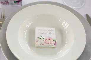 Danke an die Hochzeitsgäste in Form von Vollmilchschokolade, Deckblatt mit silberner Aufschrift