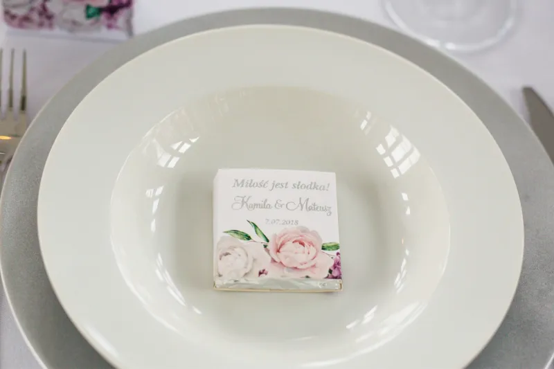 Podziękowanie dla gości weselnych w postaci mlecznej czekoladki, owijka ze srebrnymi napisami