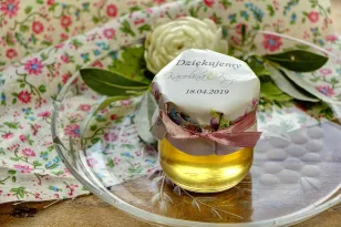 Süße Geschenke für Hochzeitsgäste in Form von Gläsern mit Honig. Zartes Muster mit pastelligen Violetttönen