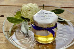 Słodkie upominki dla gości weselnych, ślubnych w postaci słoiczków z Miodem. Delikatny wiosenny wzór z fioletowymi fiołkami
