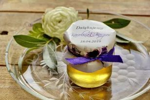 Słodkie upominki dla gości weselnych, ślubnych w postaci słoiczków z Miodem. Drobny wzór kwiatowy w różnych odcieniach fioletu
