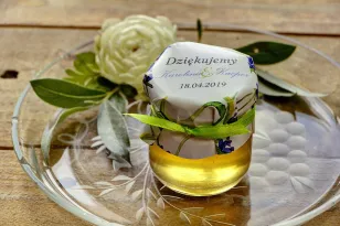 Süße Geschenke für Hochzeitsgäste in Form von Gläsern mit Honig. Zweige des herbstlichen Lavendels