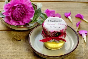 Süße Geschenke für Hochzeitsgäste in Form von Gläsern mit Honig. Schöne rosa Gerbera