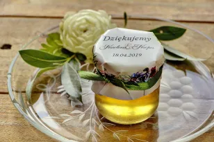 Süße Geschenke für Hochzeitsgäste in Form von Gläsern mit Honig. Reithaube mit Grafiken von Sukkulenten in lila Farben