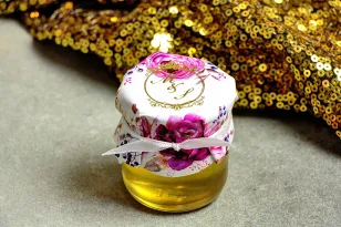 Glas Honig - ein süßes Dankeschön an die Hochzeitsgäste. Mütze mit vergoldeten Initialen. Blumenmuster