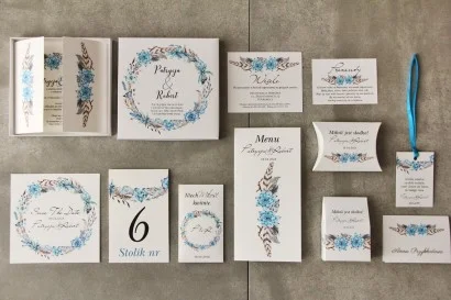 Ślubne Zaproszenia w Pudełku | Boho design z błękitnymi i fioletowymi sukulentami, delikatnymi piórkami | Pistacjowe nr 21