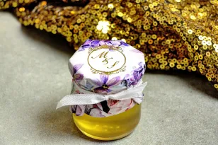 Glas Honig - ein süßes Dankeschön an die Hochzeitsgäste. Blumenstrauß in Farbe des Jahres 2018 - ultraviolett