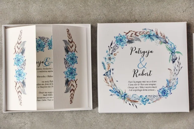 Ślubne Zaproszenia w Pudełku | Boho design z błękitnymi i fioletowymi sukulentami, delikatnymi piórkami