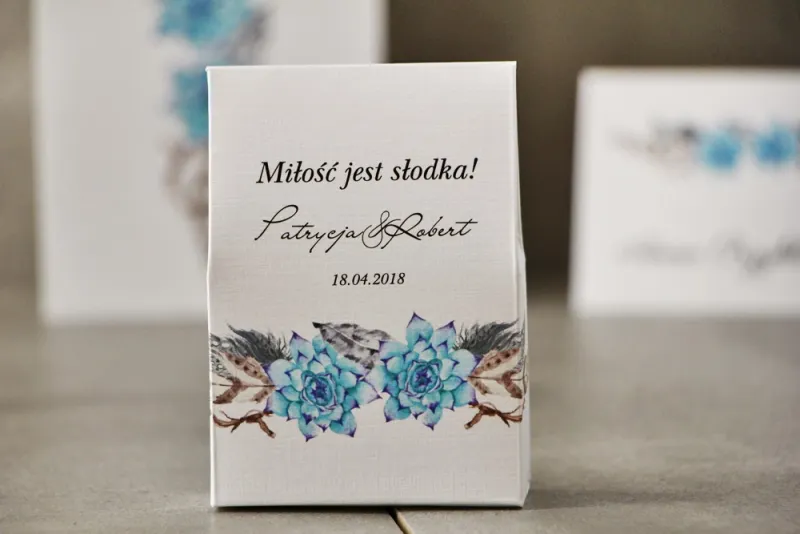 Pudełeczko stojące na cukierki, podziękowania dla Gości weselnych - Pistacjowe nr 21 - W stylu boho z błękitnymi sukulentami Pudełeczko stojące na cukierki, podziękowania dla Gości weselnych - Pistacjowe nr 21 - W stylu boho z błękitnymi sukulentami