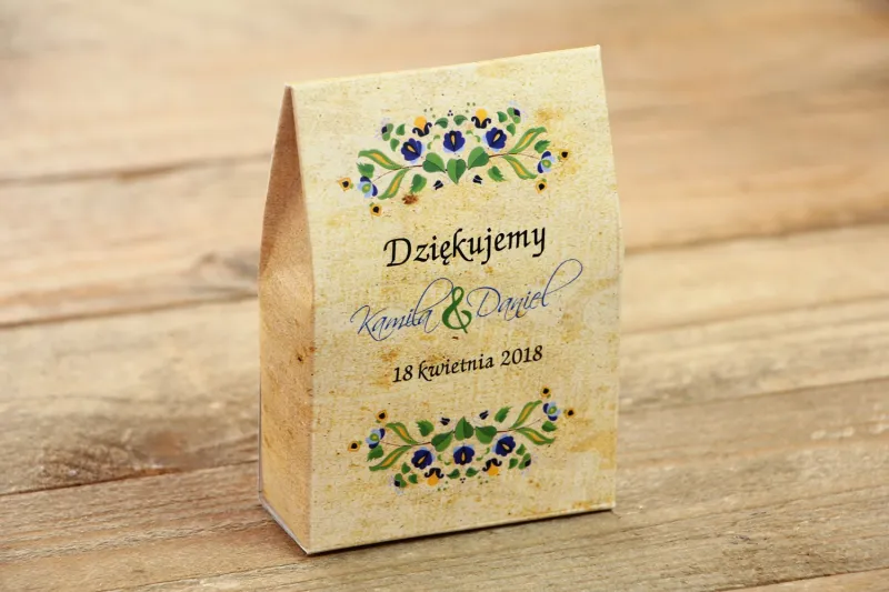 Ludowe Pudełeczko na słodkości jako podziękowania dla gości weselnych. Grafika ze wzorem kaszubskim Ludowe Pudełeczko na słodkości jako podziękowania dla gości weselnych. Grafika ze wzorem kaszubskim