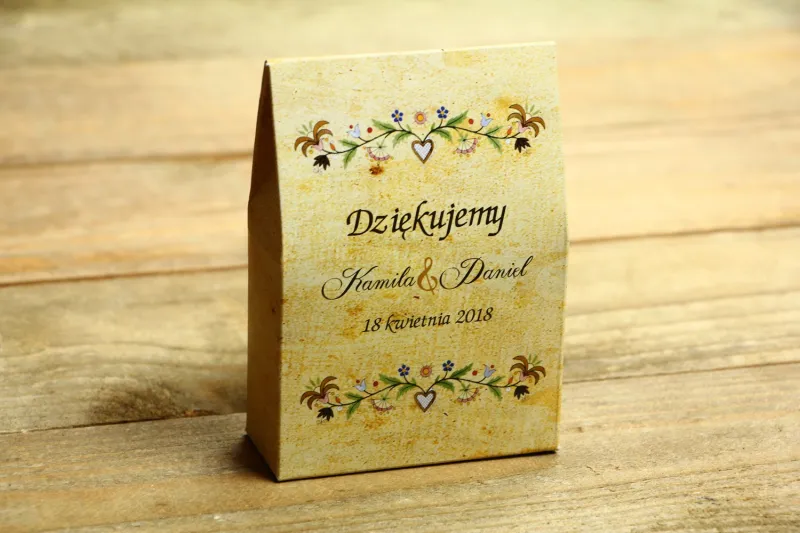 Ludowe Pudełeczko na słodkości jako podziękowania dla gości weselnych. Grafika ze wzorem kaszubskim Ludowe Pudełeczko na słodkości jako podziękowania dla gości weselnych. Grafika ze wzorem kaszubskim