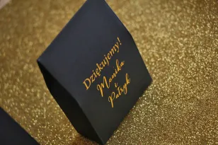 Eine Schachtel für Süßigkeiten im Glamour-Stil als Dankeschön an die Hochzeitsgäste. Marineblau