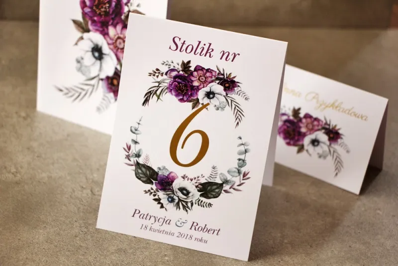 Numery stolików, stół weselny, Ślub - Cykade nr 1 ze złoceniem - Intensywnie fioletowe kwiaty w chłodnych barwach