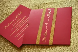 Hochzeitseinladungen im Glamour-Stil mit Vergoldung und dekorativem Brokatpapier. Farbe: bordeaux
