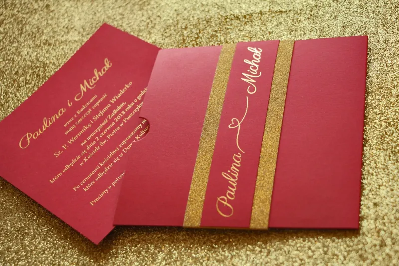 Zaproszenia ślubne w stylu Glamour ze złoceniem i ozdobnym brokatowym papierem. Kolor Bordowy