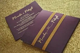 Hochzeitseinladungen im Glamour-Stil mit Vergoldung und dekorativem Brokatpapier. Farbe: Lila