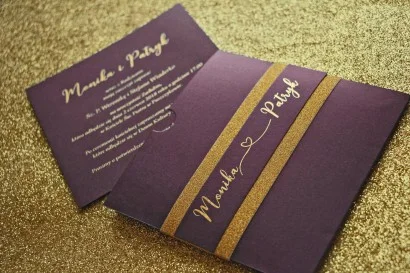 Zaproszenia na ślub z ozdobnym złoceniem i brokatowym papierem | Fioletowa elegancja